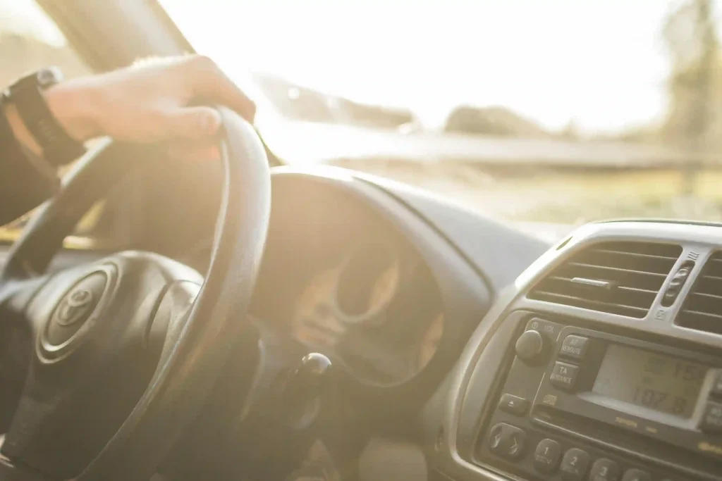 Jak wymienić żarówkę w samochodzie? Praktyczny poradnik krok po kroku